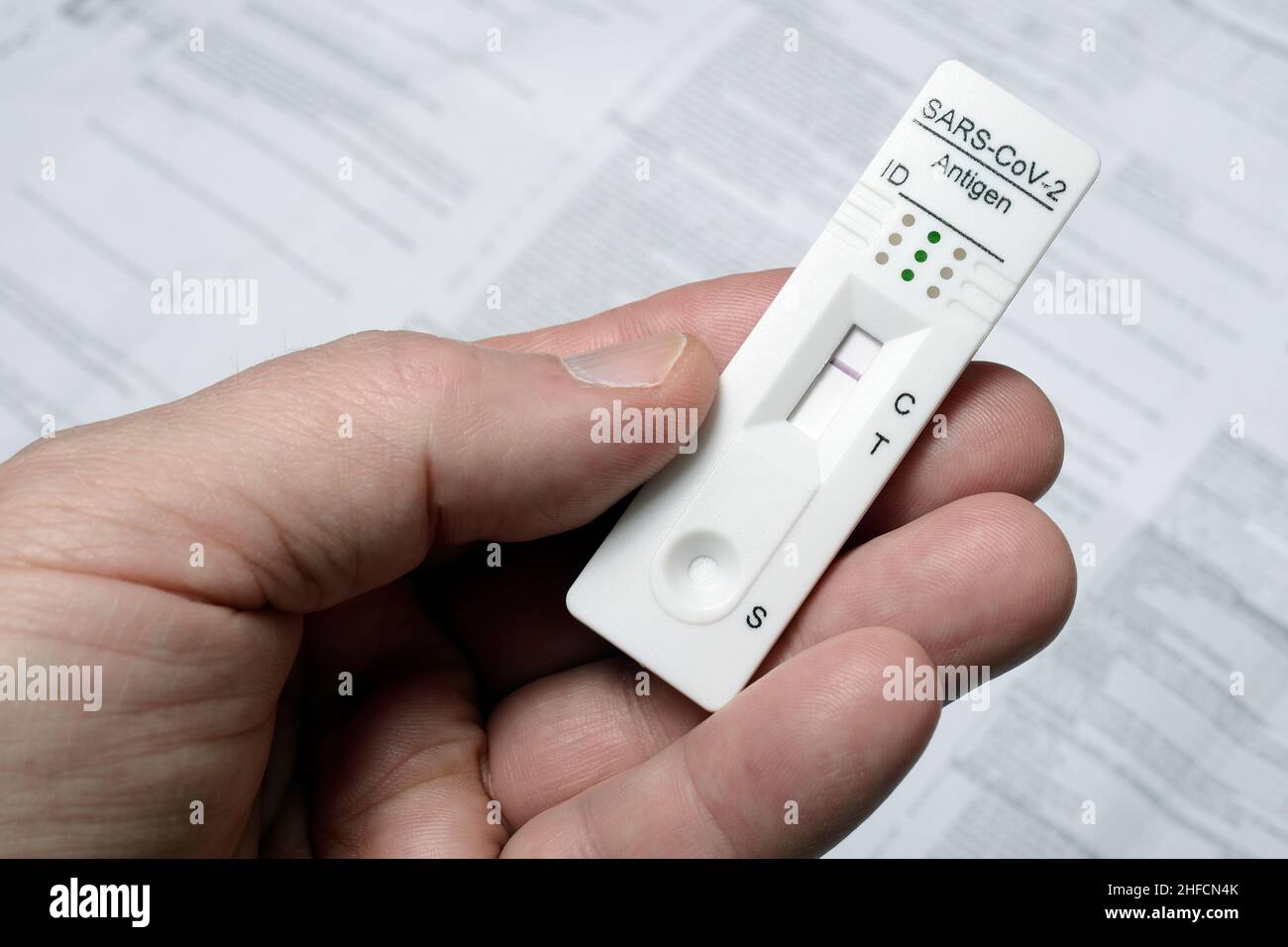 test rapide pour le coronavirus avec résultat négatif dans la main Banque D'Images test rapide pour le coronavirus avec résultat négatif dans la main Banque D'Images