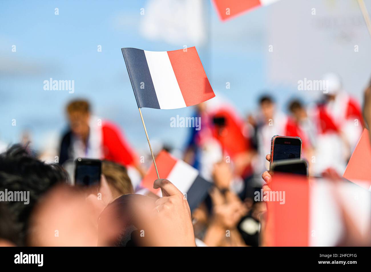 Des supporters agitant des drapeaux français lors des célébrations de l'équipe olympique française lors des Jeux Olympiques Tokyo 2020, le 9 août 2021 à Trocadéro place in Banque D'Images