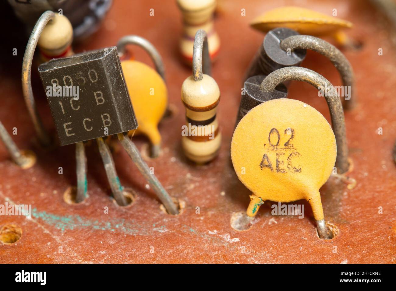 Ancienne carte électronique avec composants électroniques tels que  transistor et condensateur céramique Photo Stock - Alamy