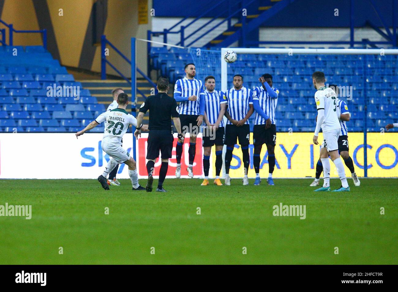 Hillsborough, Sheffield, Angleterre -15th janvier 2022 Adam Randell (20) de Plymouth a fait un excellent coup de pied pour le faire 1 - 2 pendant le match Sheffield mercredi contre Plymouth Argyle, Sky Bet League One, 2021/22, Hillsborough, Sheffield, Angleterre - 15th janvier 2022 crédit: Arthur Haigh/WhiteRosePhotos/Alay Live News Banque D'Images