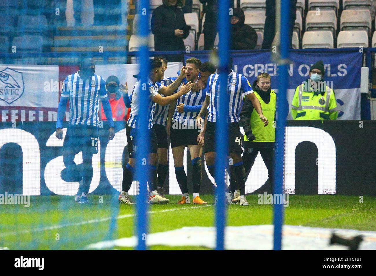 Hillsborough, Sheffield, Angleterre -15th janvier 2022 les joueurs de mercredi ont mob Sam Hutchinson (au milieu) après avoir fait le score 3 - 1 pendant le match Sheffield Wednesday v Plymouth Argyle, Sky Bet League One, 2021/22, Hillsborough, Sheffield, Angleterre - 15th janvier 2022 crédit: Arthur Haigh/WhiteRosePhotos/Alay Live News Banque D'Images