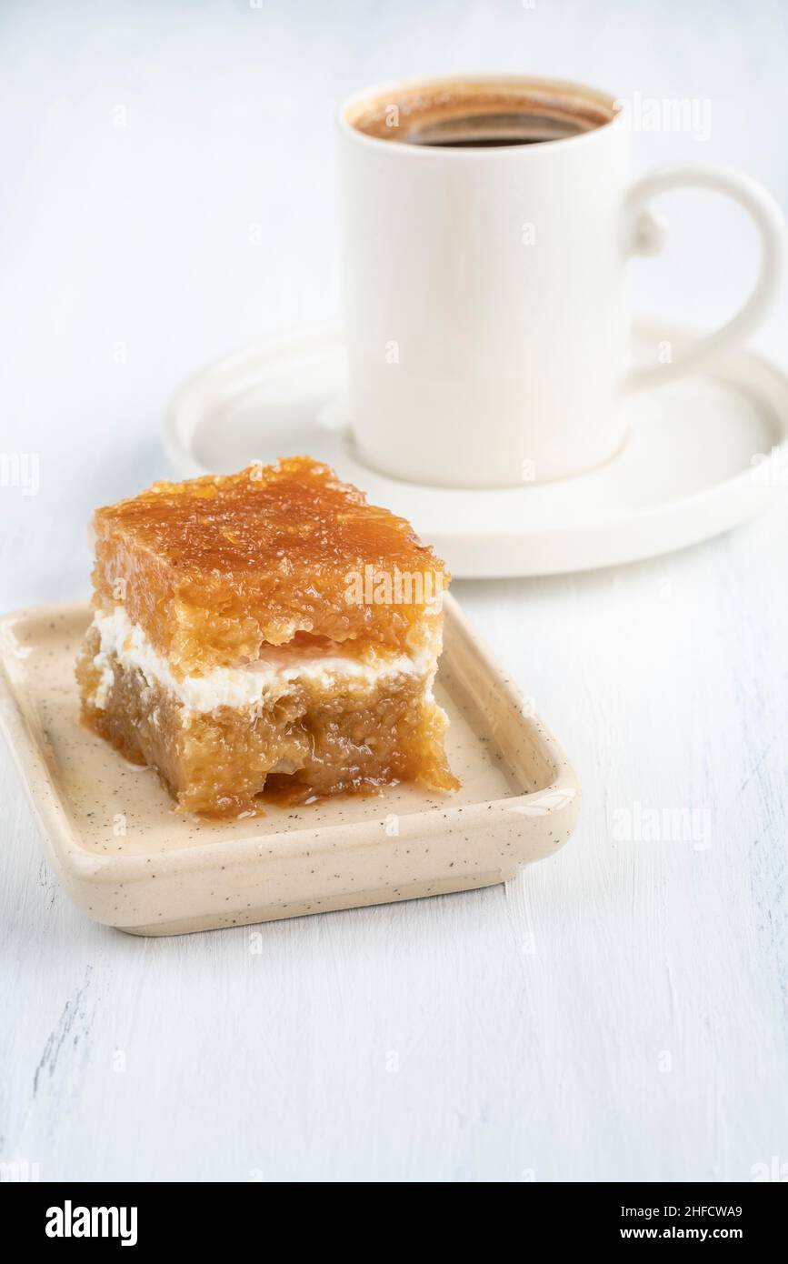 Tasse de café turc et dessert traditionnel avec crème connue sous le nom de 'ekmek kadayifi' en turc, en Turquie. Célèbre sucré traditionnel, gâteau au sirop Banque D'Images