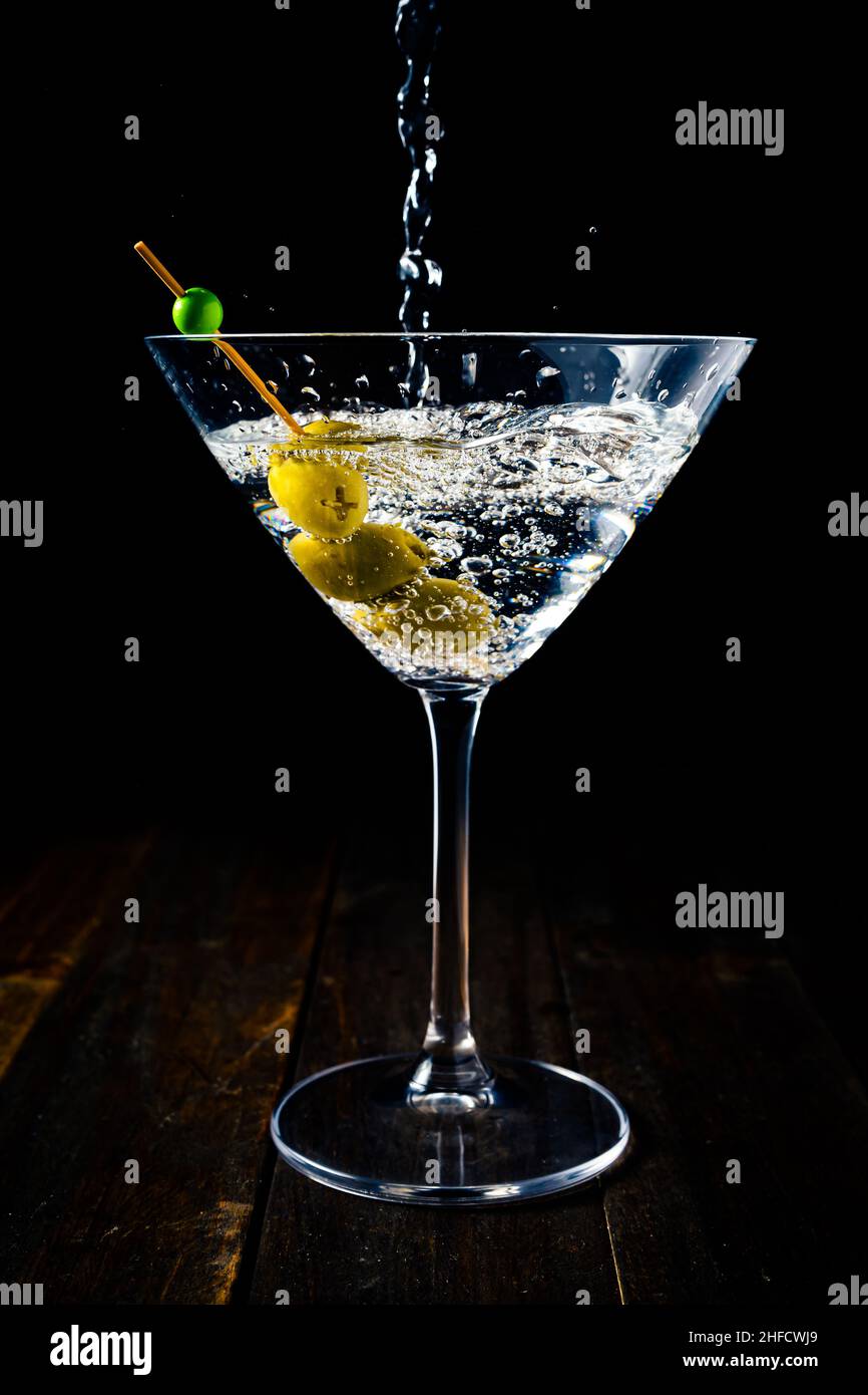 Vue verticale d'un verre de martini sec avec des olives servies avec la photo d'en haut. Banque D'Images