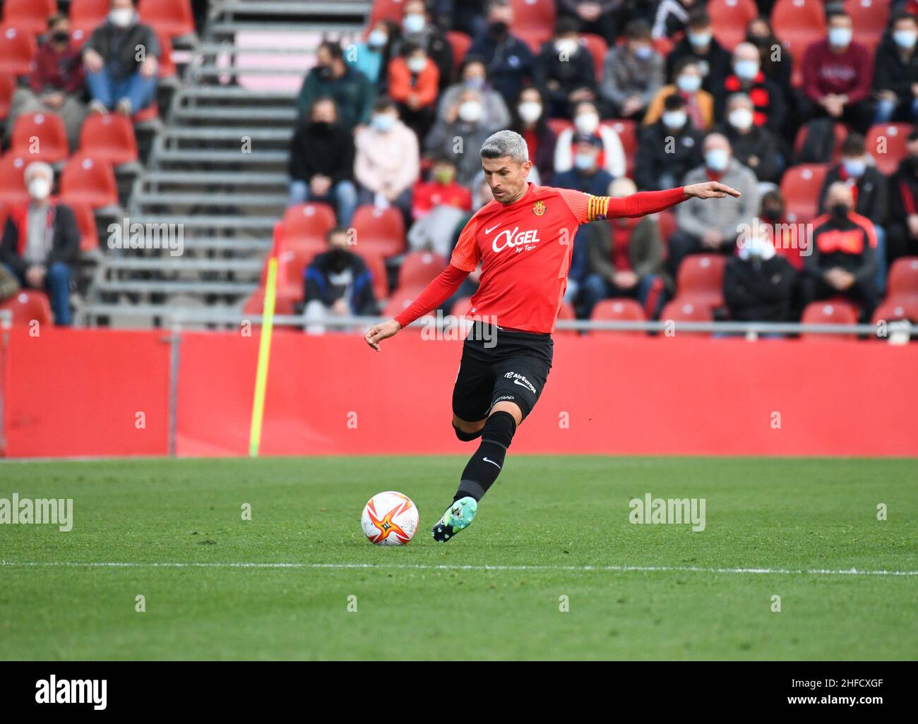 Palma de Majorque, Majorque, Espagne.15th janvier 2022.MALLORCA - JANVIER 15: Le joueur de Mallorca Salva Sevilla #8 passe le ballon pendant la ronde de 16 du match Copa del Rey entre le RCD Mallorca et le RCD Espanyol au stade Iberostar le 15 janvier 2022 à Palma de Majorque, Espagne.(Image de crédit : © Sara ARIB/PX Imagens via ZUMA Press Wire) Banque D'Images