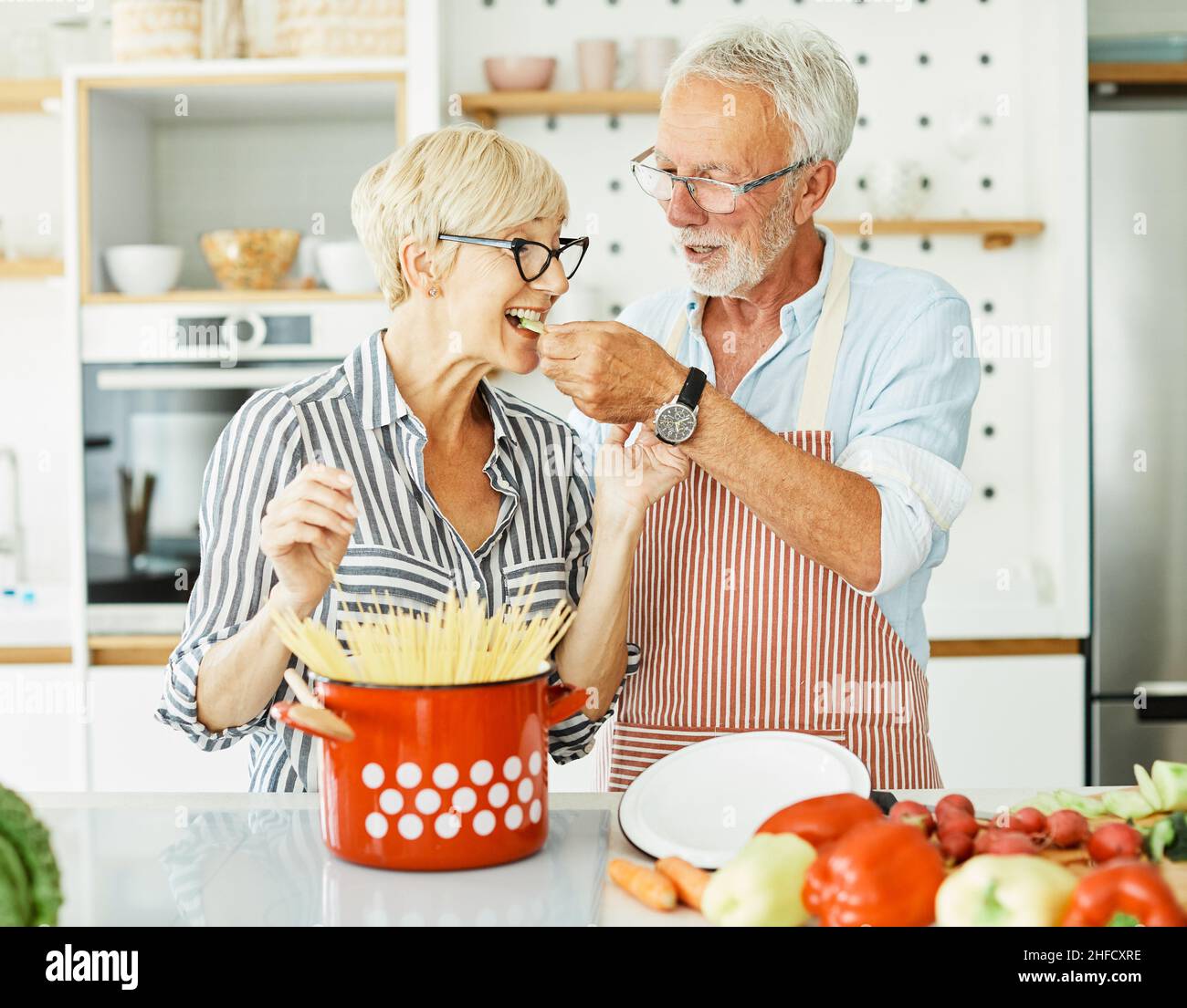amour cuisine femme senior homme couple maison retraite heureux nourriture souriante mari femme ensemble personne Banque D'Images