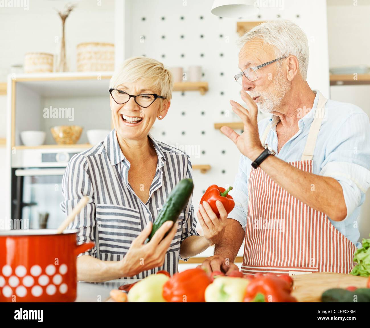 amour cuisine femme senior homme couple maison retraite heureux nourriture souriante mari femme ensemble personne Banque D'Images