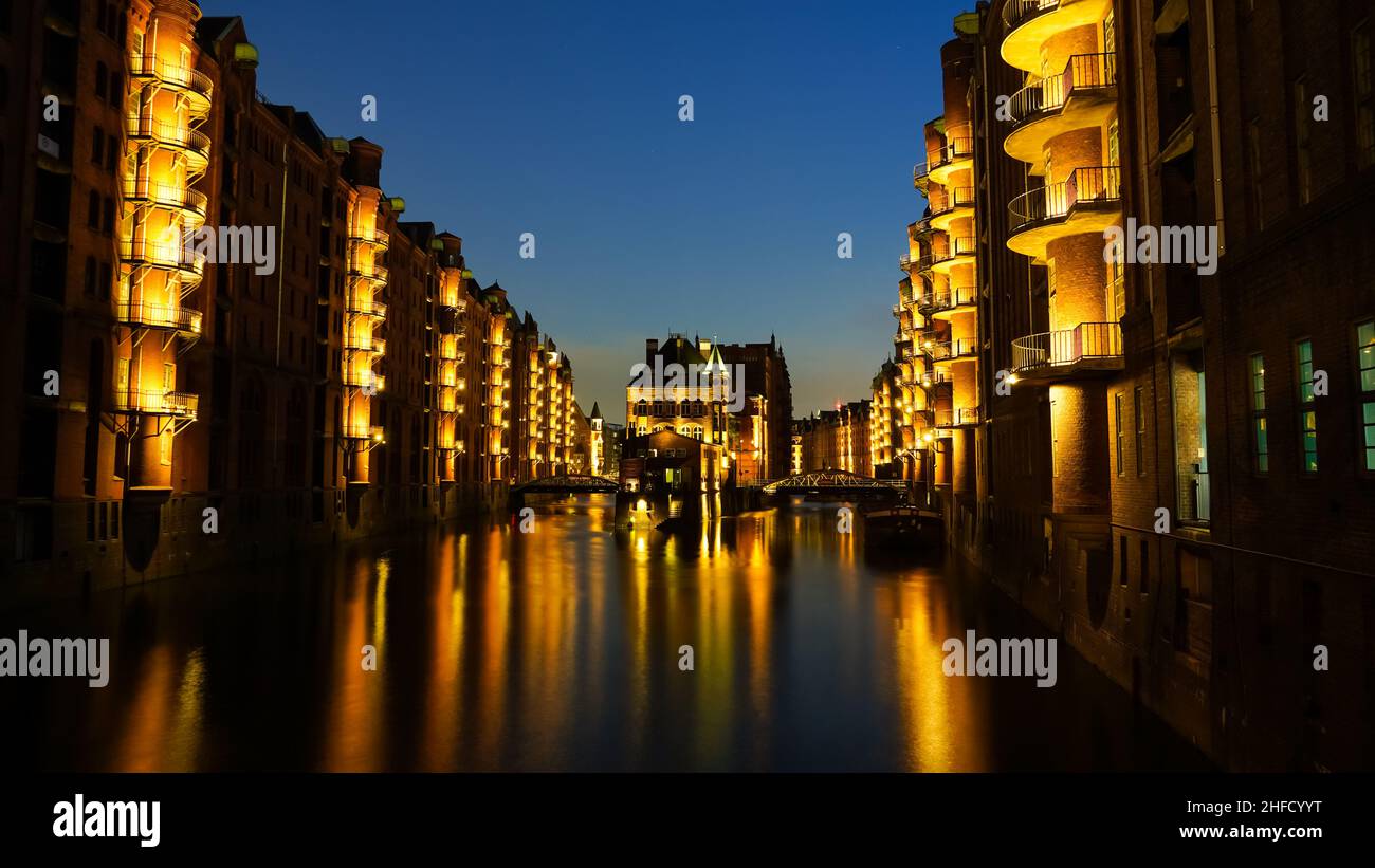 Hambourg Speicherstadt dans la nuit avec le célèbre château amarré Banque D'Images