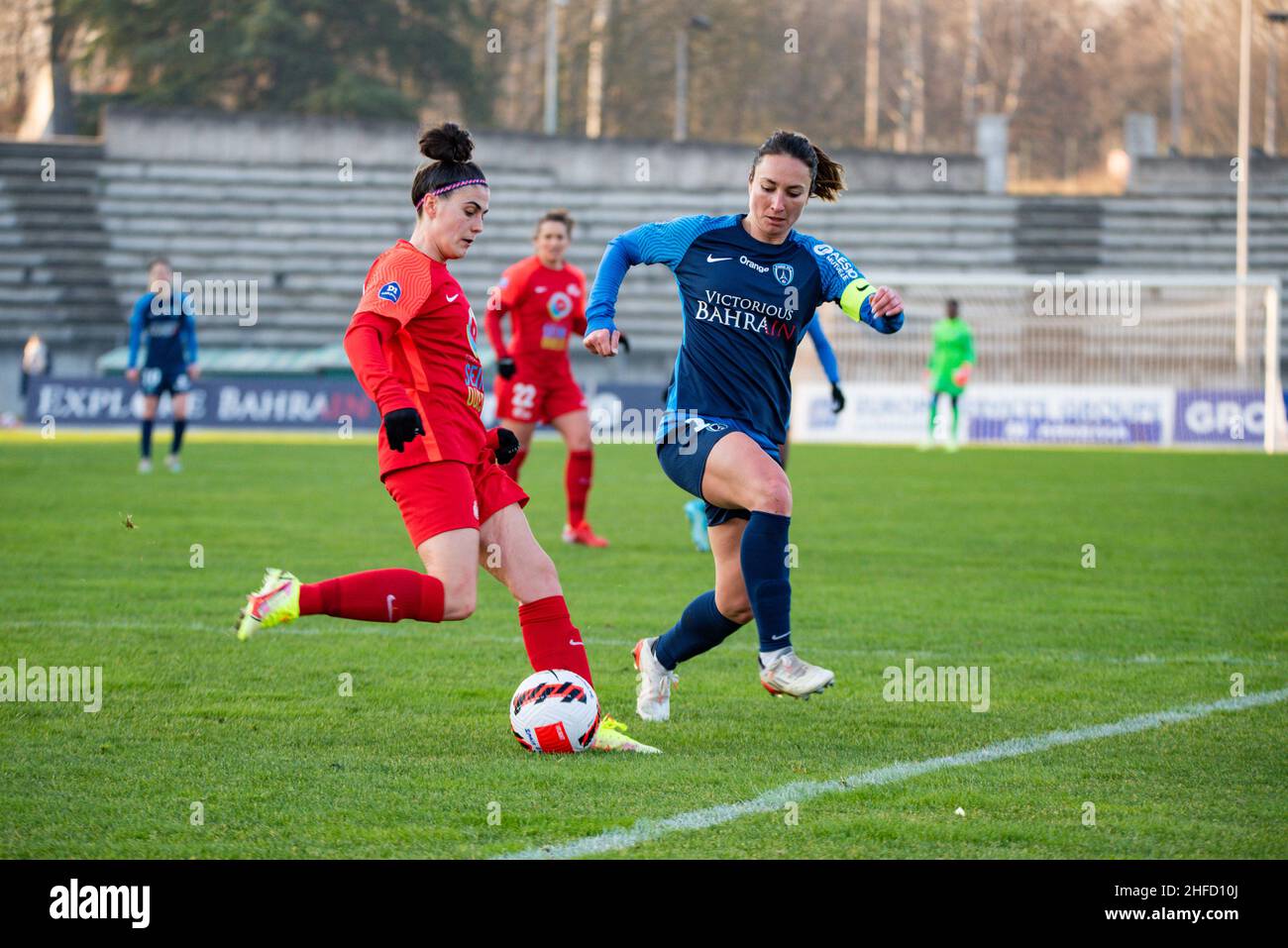 Agathe Donnary de GPSO 92 Issy et Gaetane Thiney de Paris FC lutte pour le ballon lors du championnat de France féminin D1 Arkema football match entre Paris FC et GPSO 92 Issy le 15 janvier 2022 au stade Robert Bobin de Bondoufle, France - photo: Melanie Laurent/DPPI/LiveMedia Banque D'Images