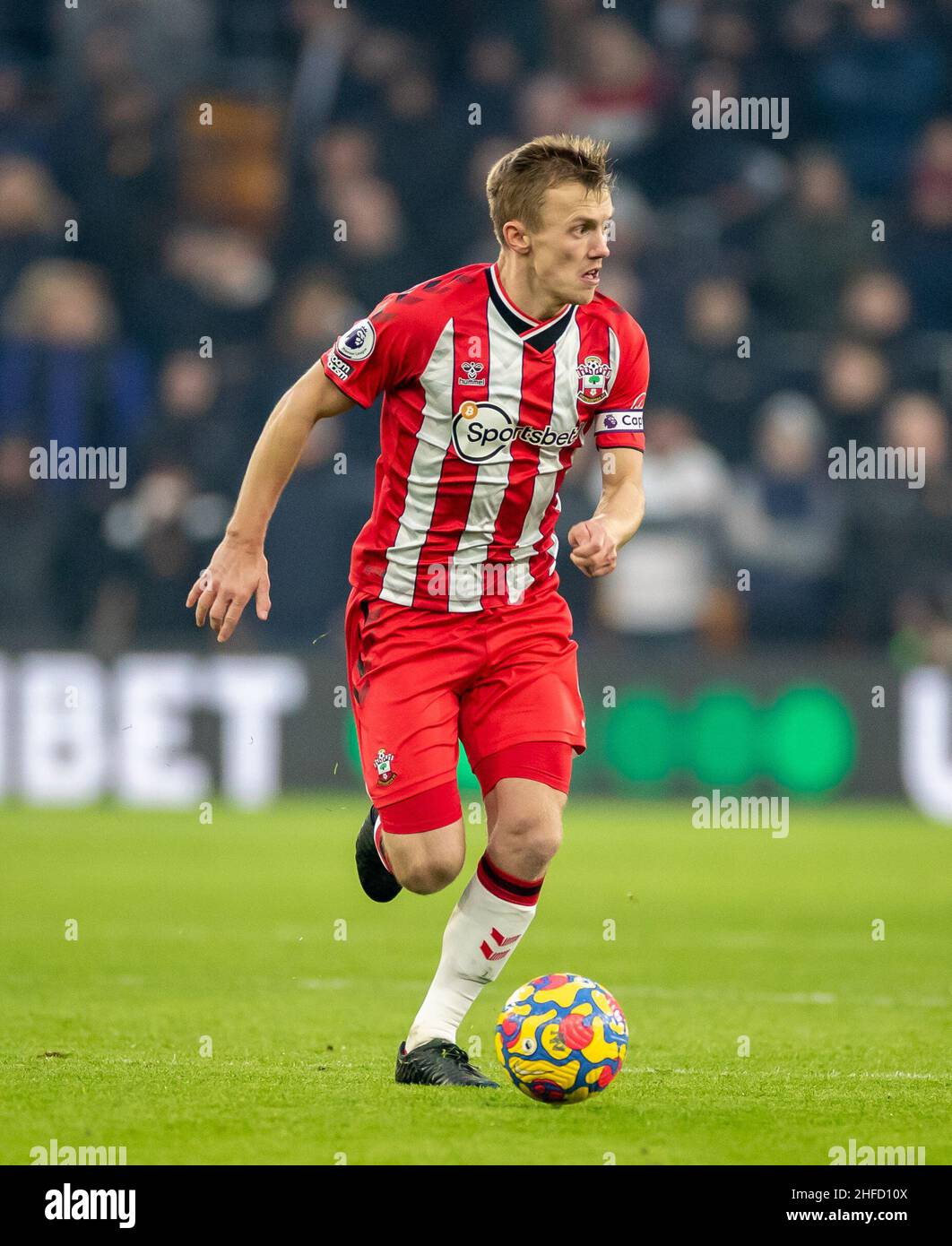 15th janvier 2022 : stade Molineux, Wolverhampton, West Midlands, Angleterre ; football de première ligue,Wolverhampton Wanderers contre Southampton ; James Ward-Prowse de Southampton sur le ballon Banque D'Images