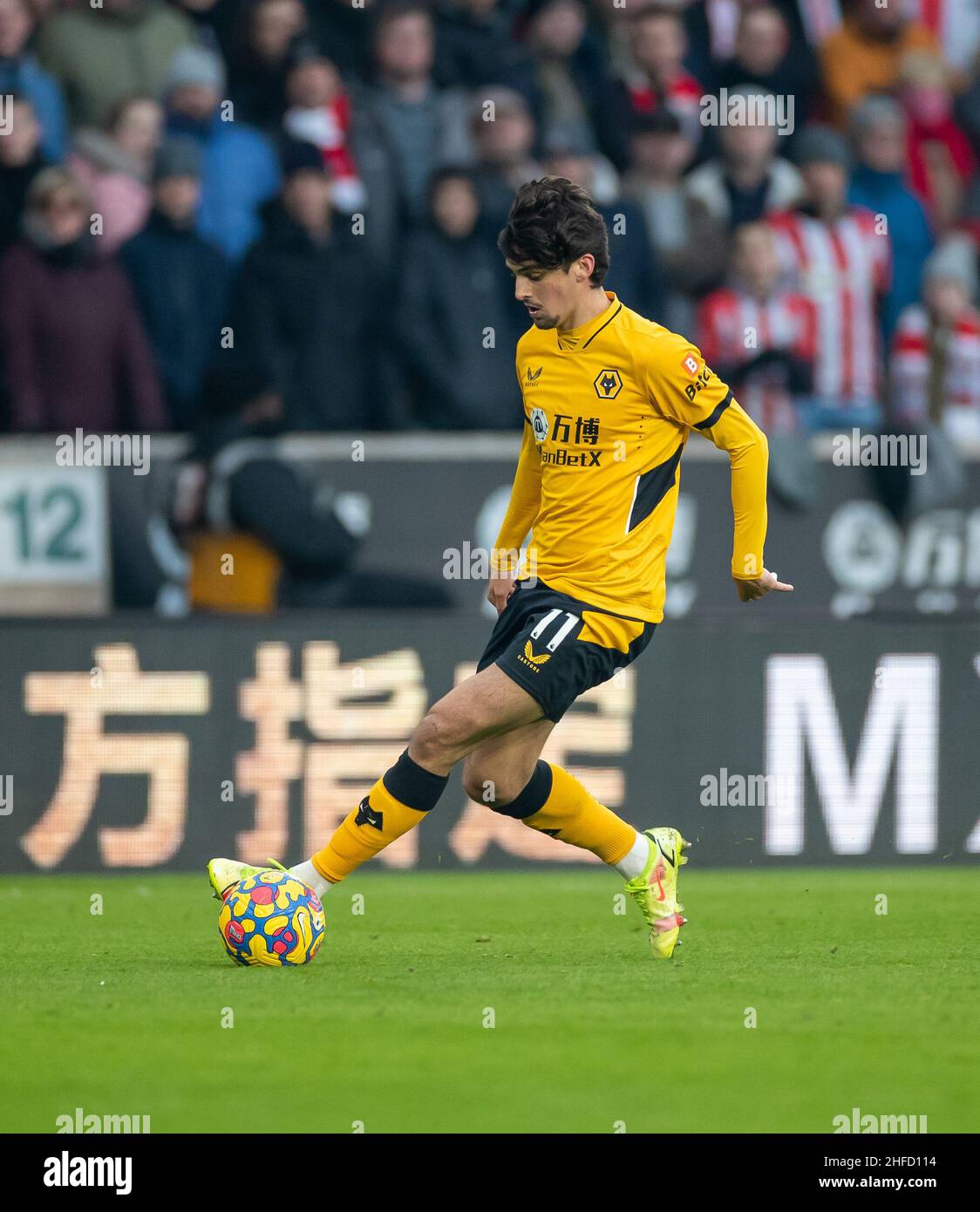 15th janvier 2022 : stade Molineux, Wolverhampton, West Midlands, Angleterre ; football de première ligue,Wolverhampton Wanderers contre Southampton ; Francisco Trincao de Wolverhampton Wanderers sur le ballon Banque D'Images