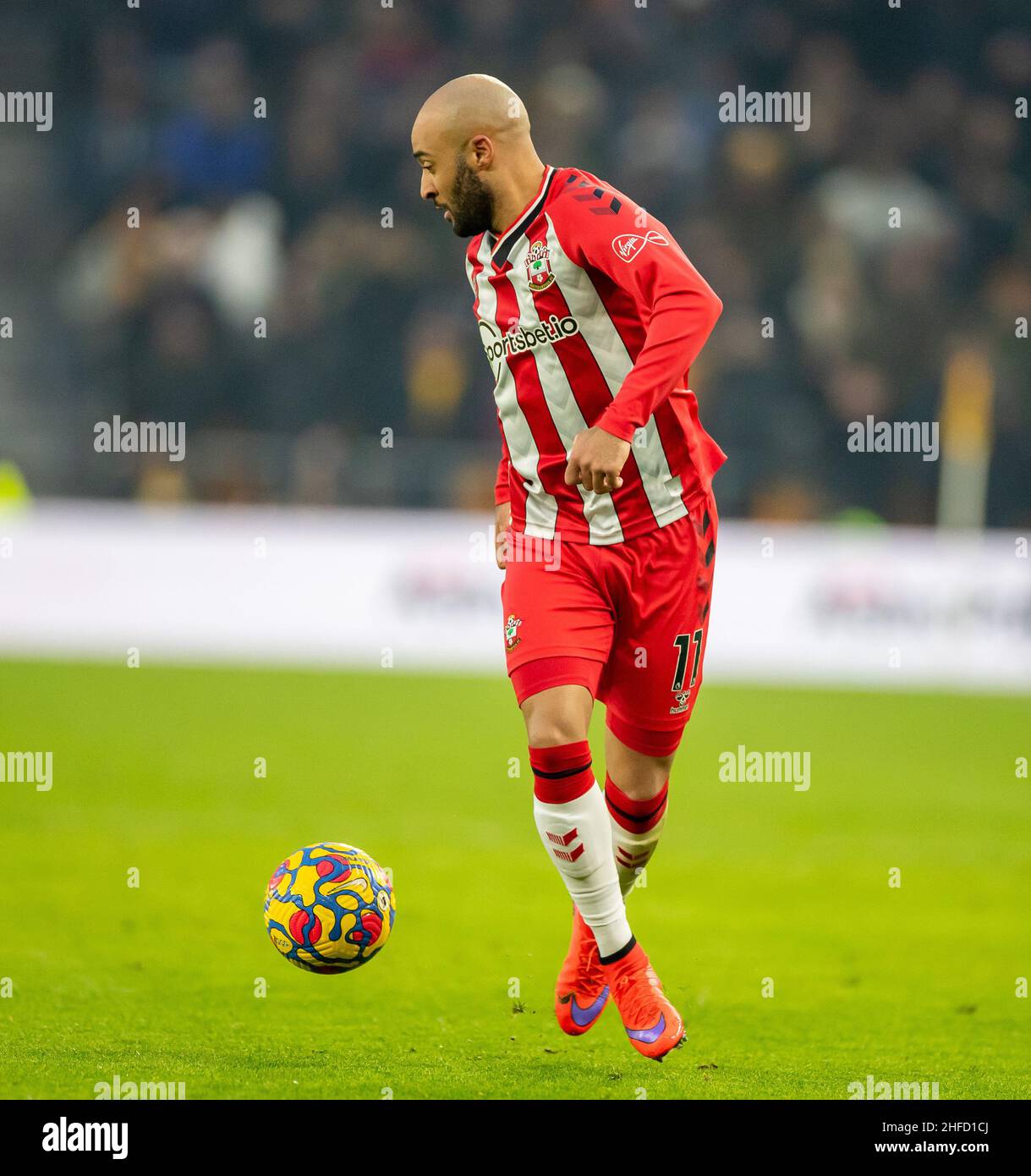 15th janvier 2022 : stade Molineux, Wolverhampton, West Midlands, Angleterre ; football de première ligue,Wolverhampton Wanderers versus Southampton ; Nathan Redmond de Southampton recueille le col Banque D'Images