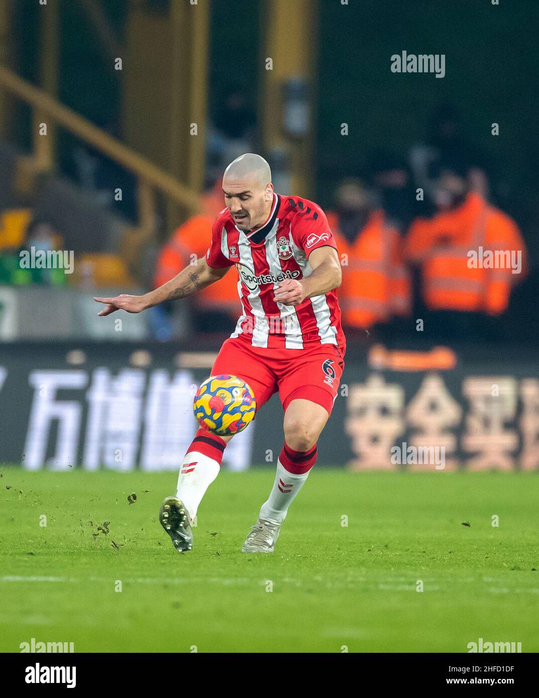 15th janvier 2022 : stade Molineux, Wolverhampton, West Midlands, Angleterre ; football de première ligue,Wolverhampton Wanderers contre Southampton ; Oriol Romeu de Southampton Banque D'Images