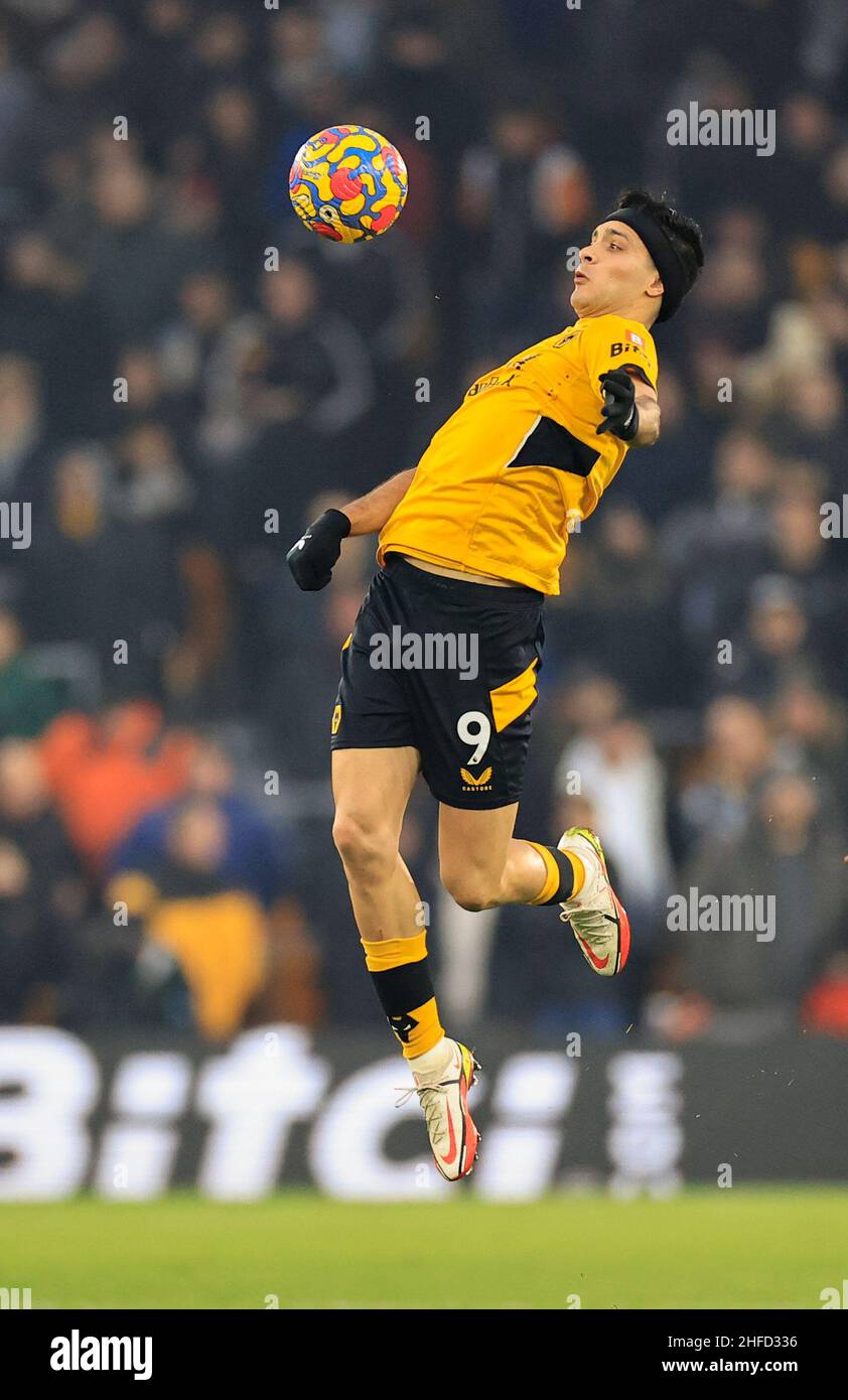 Raul Jimenez #9 de Wolverhampton Wanderers débarque la balle Banque D'Images