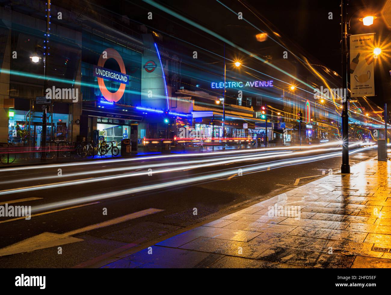 Brixton, Oval, Londres, Royaume-Uni - décembre 2020 ; Brixton's Electric Avenue by Night (photo : Lewis Patrick) Banque D'Images