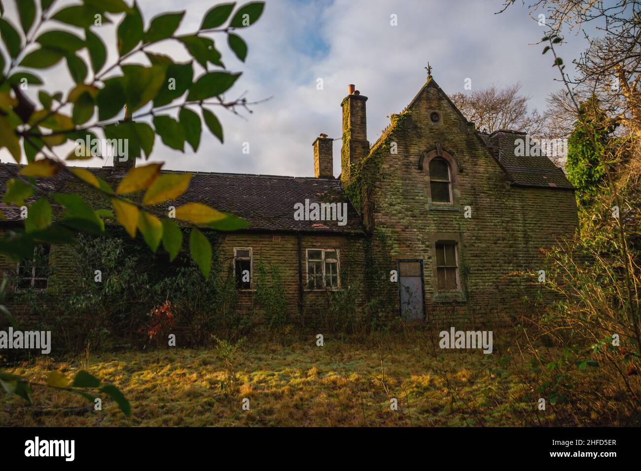 Des bâtiments de Denzell Gardens (Devisdale), situés au milieu des jardins somptueux et du parc de Denzell House, ont été abandonnés. Banque D'Images