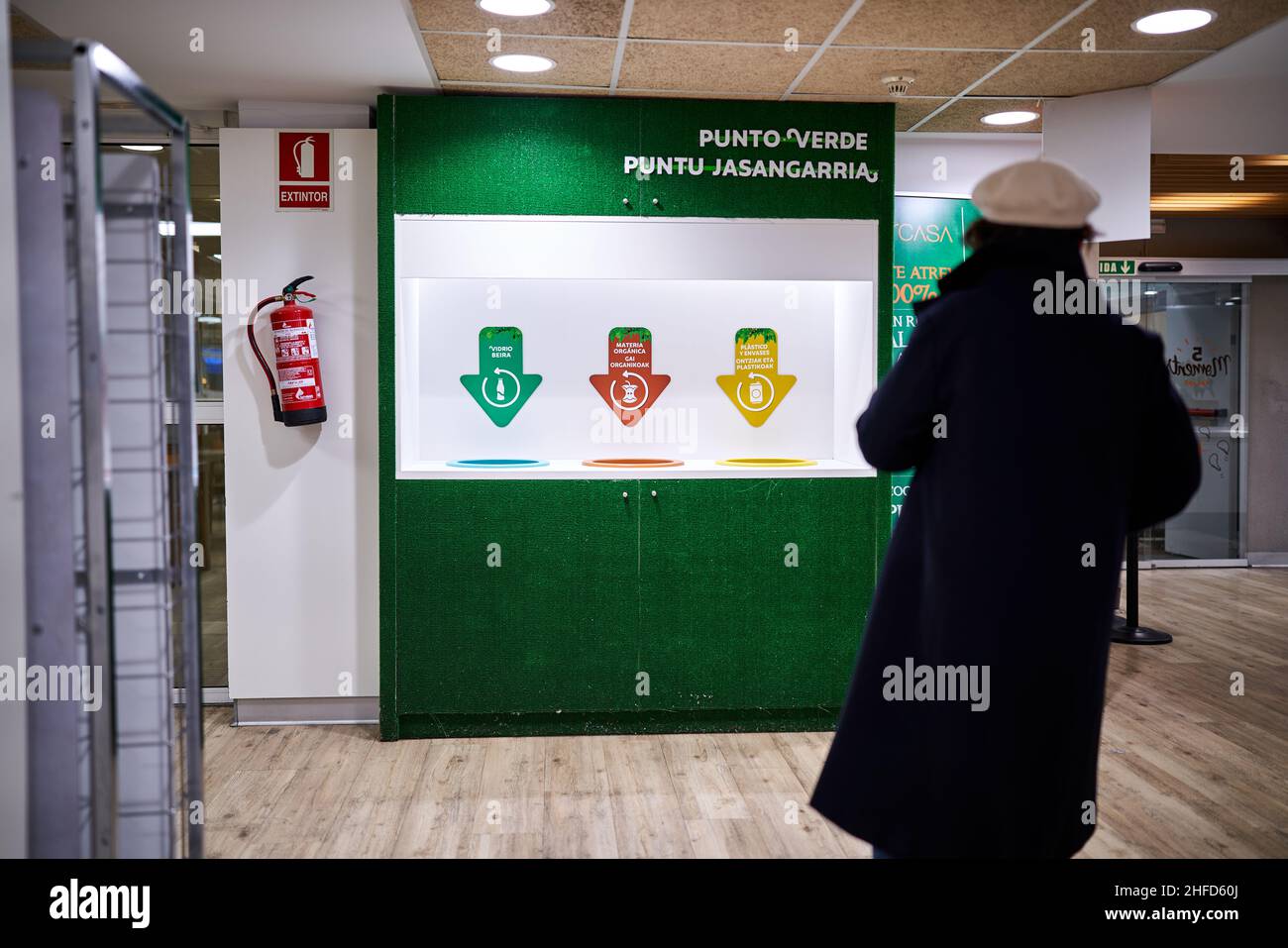 PAMPELUNE, NAVARRA ESPAGNE JANVIER 14 2022: Point de collecte sélectif des ordures pour le recyclage Banque D'Images