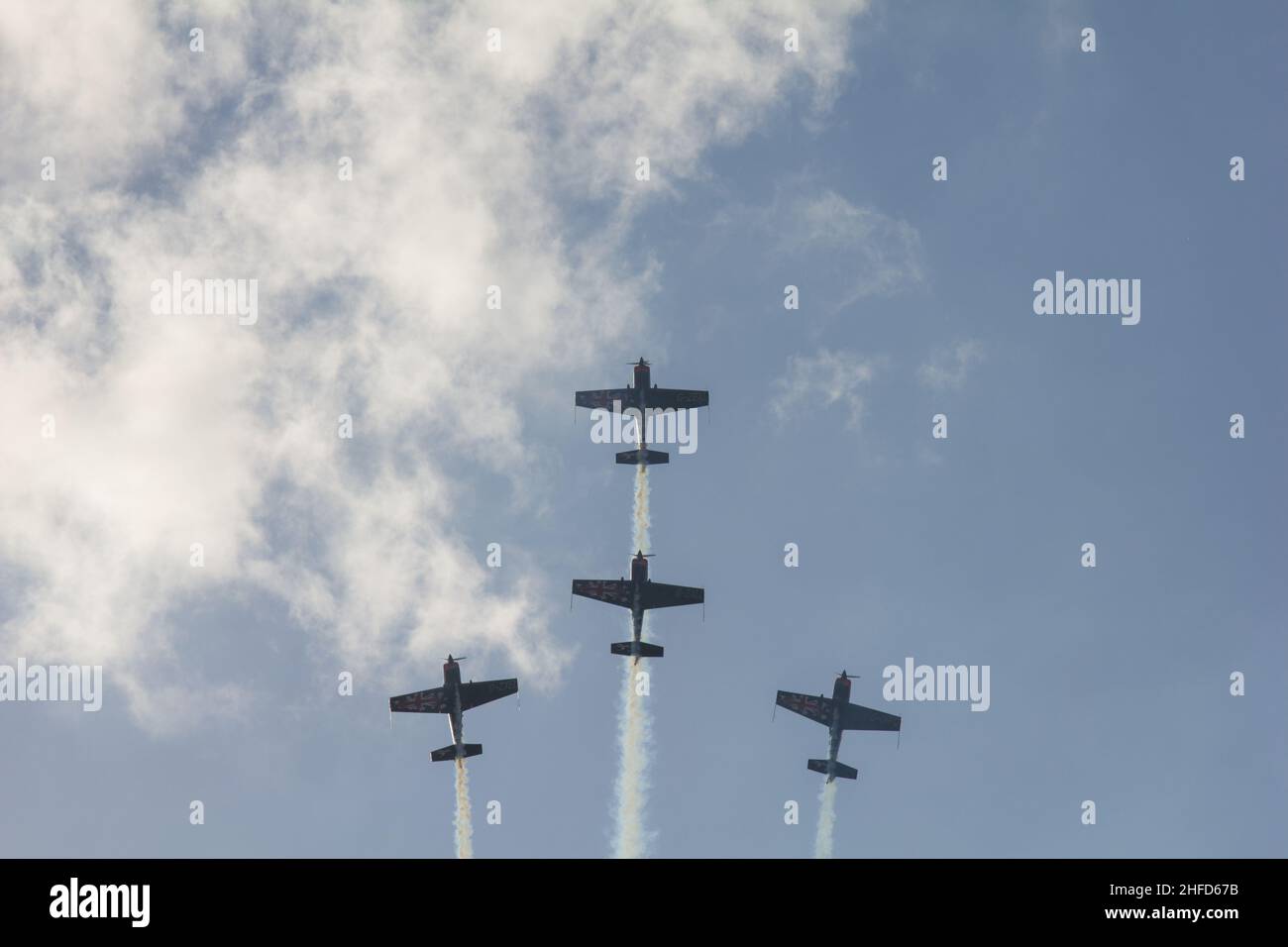 L'équipe d'exposition acrobatique Blades s'est dotée de sentiers de randonnée sur le point de se briser d'une ascension. Banque D'Images