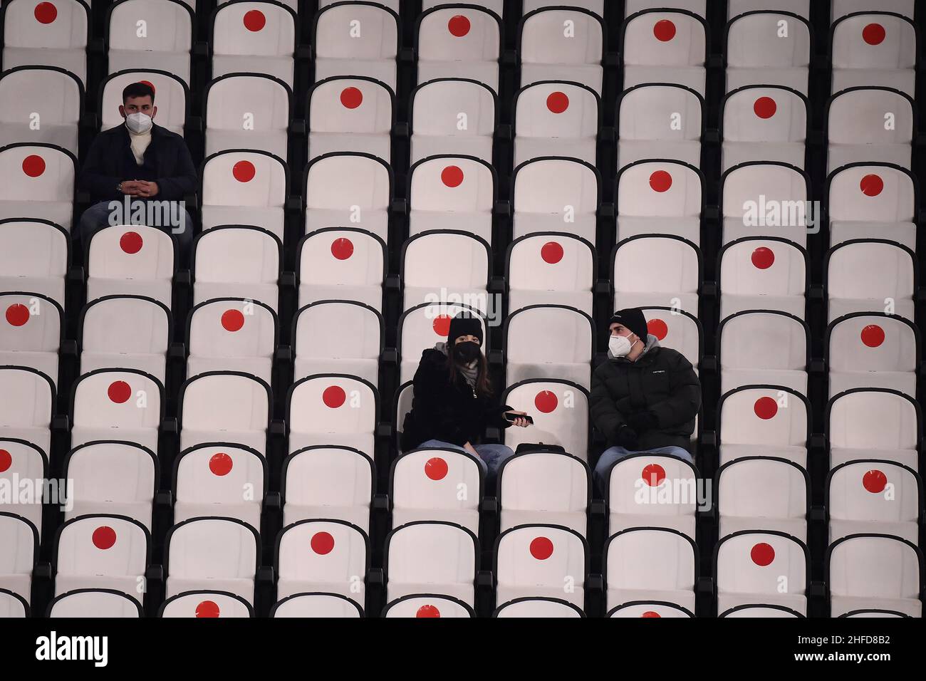 Turin, Italie.15th janvier 2022.Des spectateurs assistent au match de football de la série A 2021/2022 entre Juventus FC et Udinese Calcio au stade Juventus de Turin (Italie), le 15th janvier 2021.Le gouvernement italien a fixé une limite de 5000 spectateurs pour les 15 prochains jours en raison de l'augmentation des infections à Covid.Photo Federico Tardito/Insidefoto Credit: Insidefoto srl/Alay Live News Banque D'Images