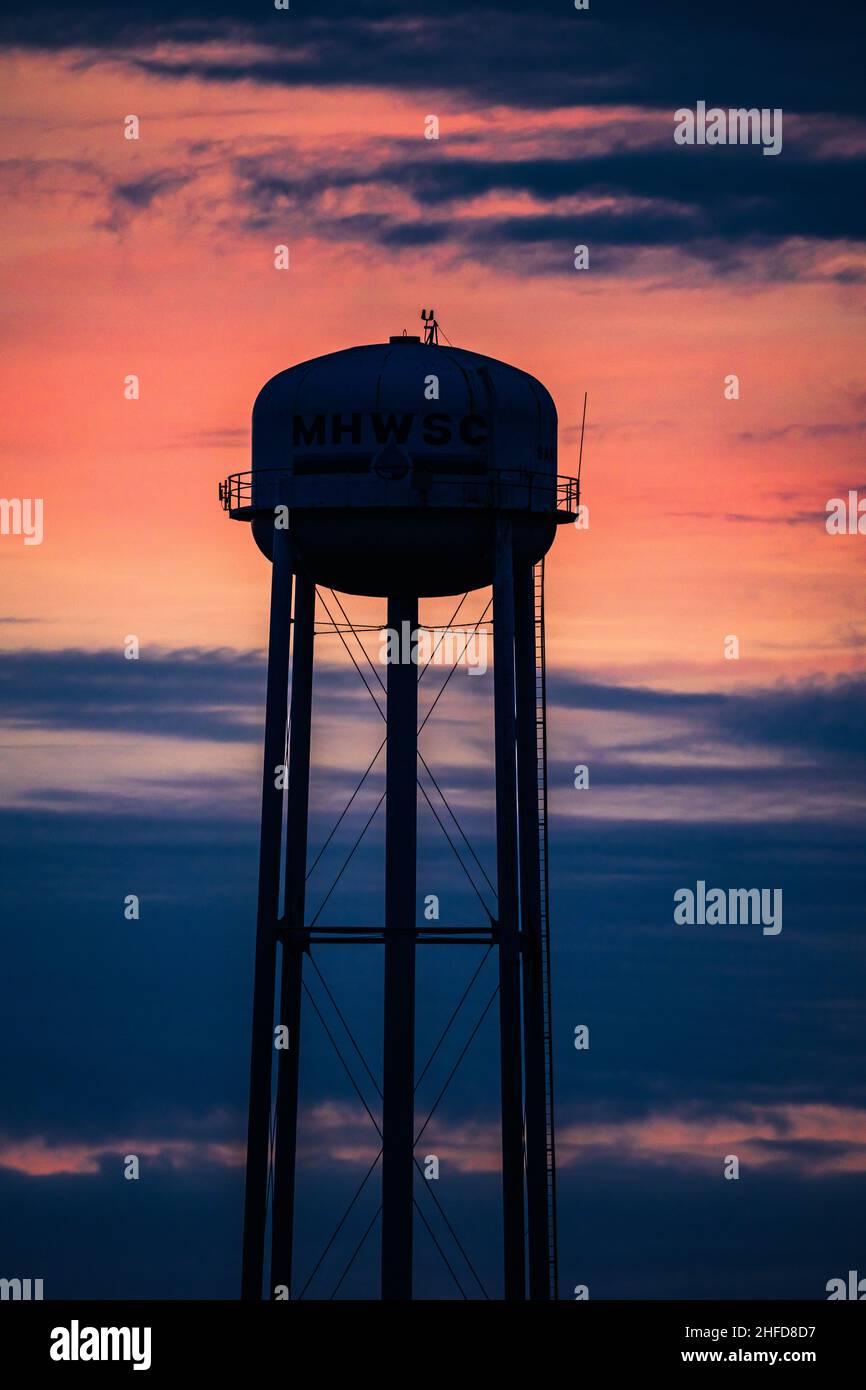 Silhouette d'une tour d'eau avec fond de ciel coloré.McAllen, Texas, États-Unis. Banque D'Images