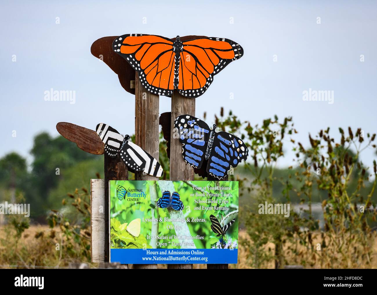 Panneau coloré et informations en face du National Butterfly Centre.McAllen, Texas, États-Unis. Banque D'Images