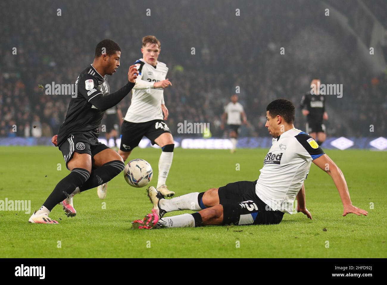 Derby, Angleterre, 15th janvier 2022.Rhian Brewster de Sheffield Utd prend Curtis Davies du comté de Derby pendant le match du championnat Sky Bet au stade Pride Park, Derby.Le crédit photo devrait se lire: Simon Bellis / Sportimage Banque D'Images