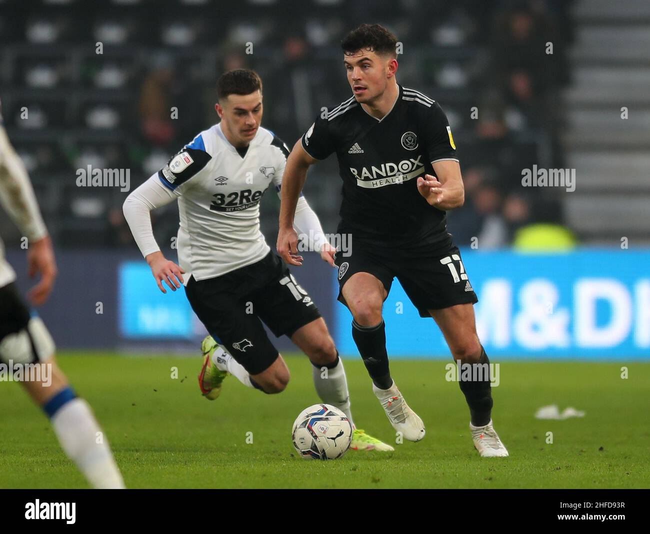 Derby, Angleterre, 15th janvier 2022.John Egan de Sheffield Utd et Tom Lawrence du comté de Derby lors du match du championnat Sky Bet au stade Pride Park, Derby.Le crédit photo devrait se lire: Simon Bellis / Sportimage Banque D'Images