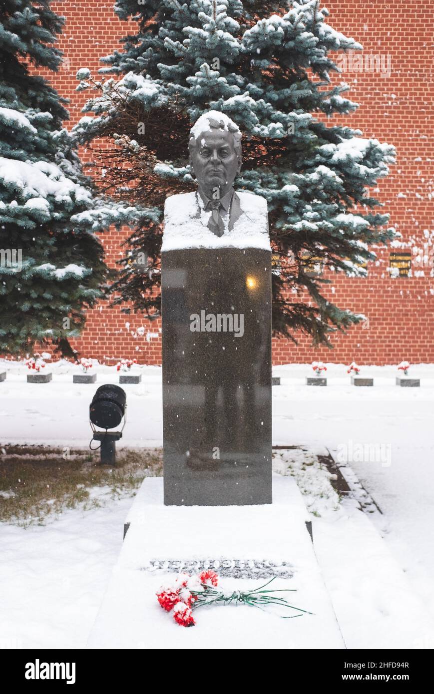 5 décembre 2021.La tombe de l'homme politique soviétique et le cinquième secrétaire général du Parti communiste de l'Union soviétique Konstantin Chernenko Banque D'Images