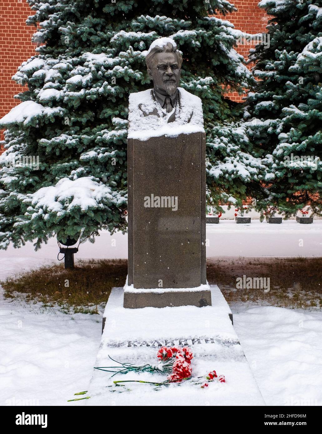 5 décembre 2021, Moscou, Russie.Monument à la tombe de l'homme d'État soviétique Mikhail Kalinin dans la nécropole près du mur du Kremlin sur la place Rouge. Banque D'Images