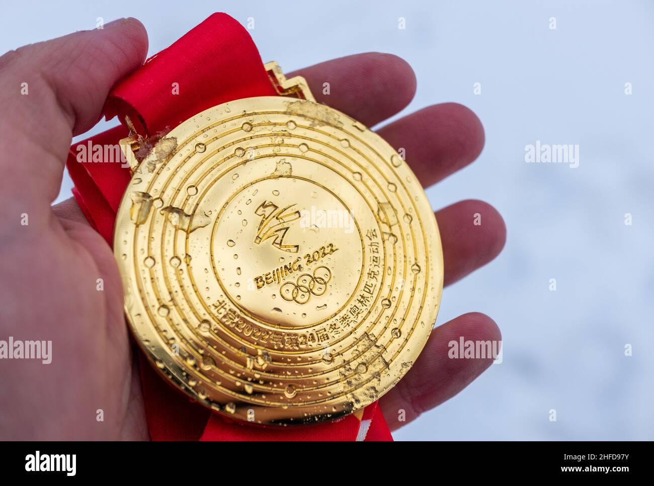 4 janvier 2022, Beijing, Chine.Médaille d'or des XXIV Jeux Olympiques d'hiver dans la paume de votre main. Banque D'Images