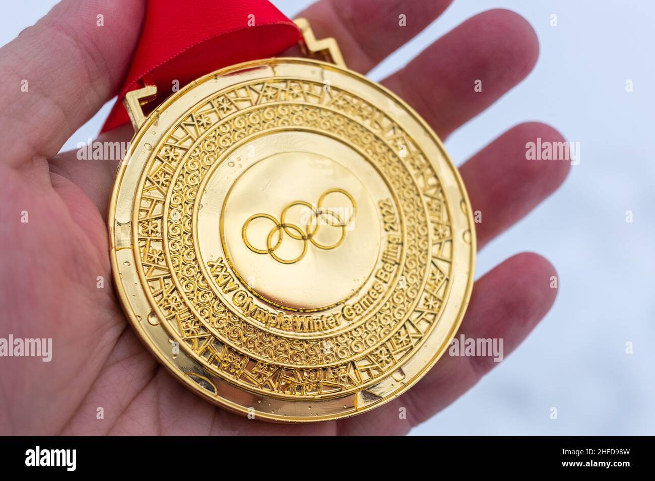 4 janvier 2022, Beijing, Chine.Médaille d'or des XXIV Jeux Olympiques d'hiver dans la paume de votre main. Banque D'Images