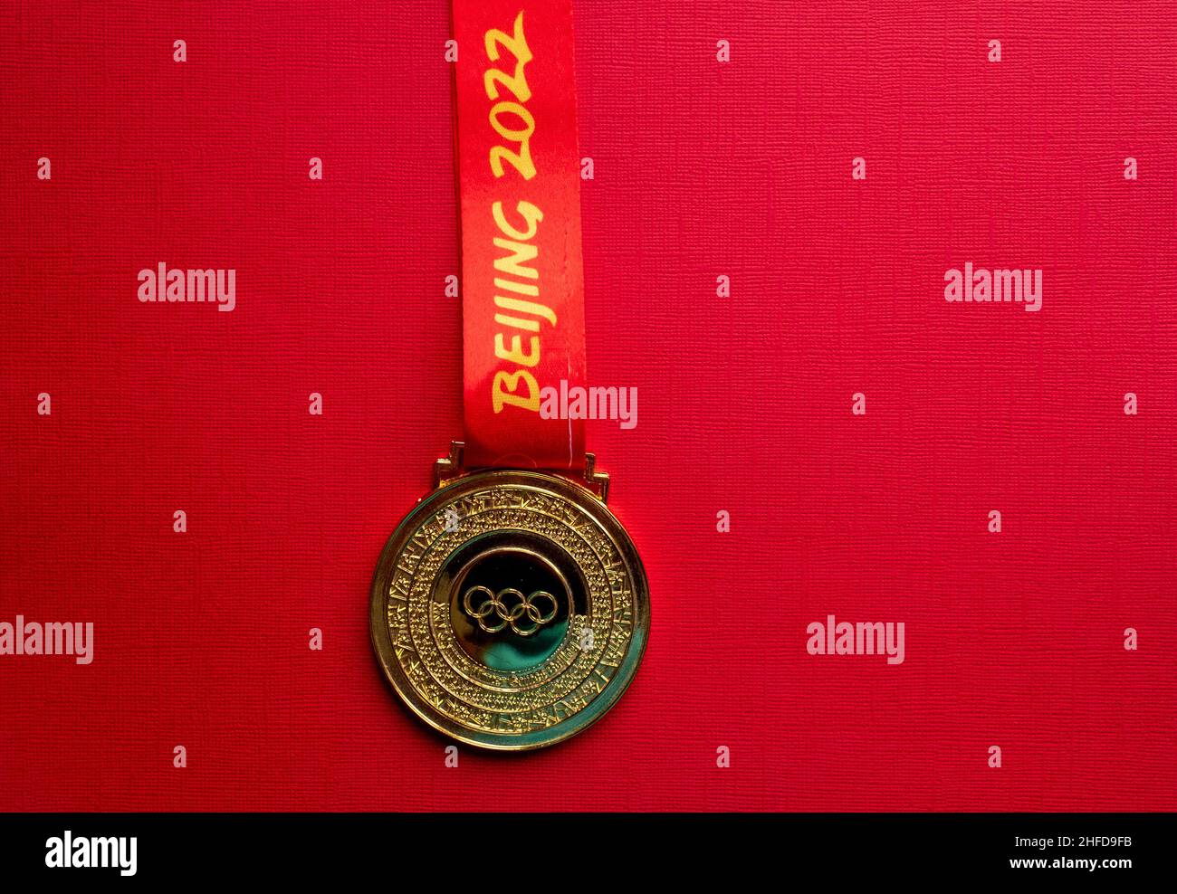 6 janvier 2021, Beijing Chine.Médaille d'or des XXIV Jeux Olympiques d'hiver sur fond rouge. Banque D'Images