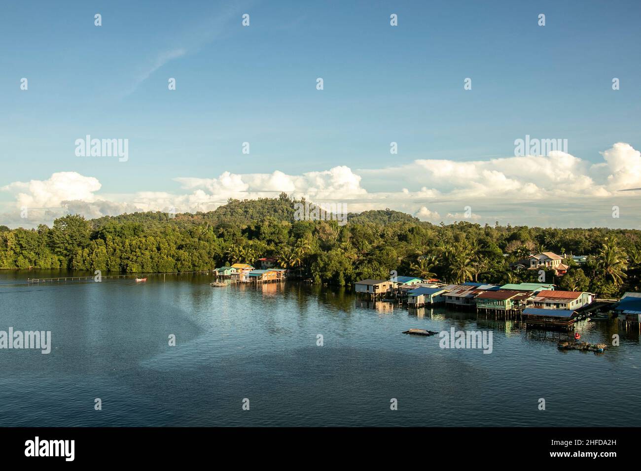 La rivière Mengkabong et le village de pêcheurs abrite le peuple Bajau Banque D'Images