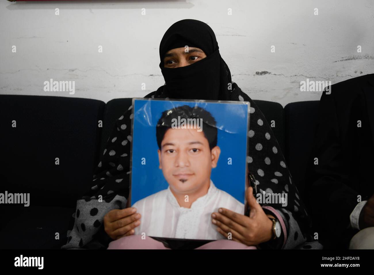 Dhaka, Bangladesh.15th janvier 2022.Un parent tient une photo de sa  personne disparue au club de presse de Dhaka.des parents ne peuvent pas  retrouver leurs personnes disparues dans différentes parties du pays après