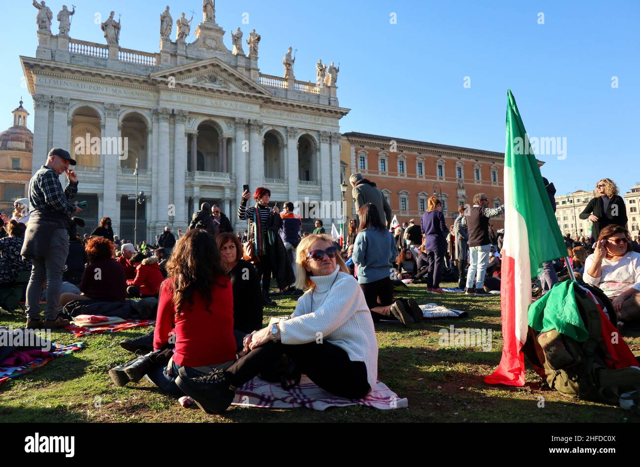 Environ 5000 personnes protestent contre le vaccin obligatoire Covid 19 à Rome, en Italie, le 15 janvier 2022.Selon les dernières règles du gouvernement, en Italie, au moins deux doses de vaccin sont obligatoires pour obtenir le certificat « Green Pass » ; Green Pass est essentiel pour travailler, entrer dans les bus, les trains, les cafés, les restaurants,salles de sport, cinémas.En outre, toutes les personnes de plus de 50 ans doivent recevoir le vaccin obligatoire.Les manifestants de toute l'Italie demandent au gouvernement de laisser les gens se faire vacciner ou non et d'abolir le passe vert.Certains ont été empêchés par la police de rejoindre le bâtiment du gouvernement italien.(photo d'Elisa G Banque D'Images