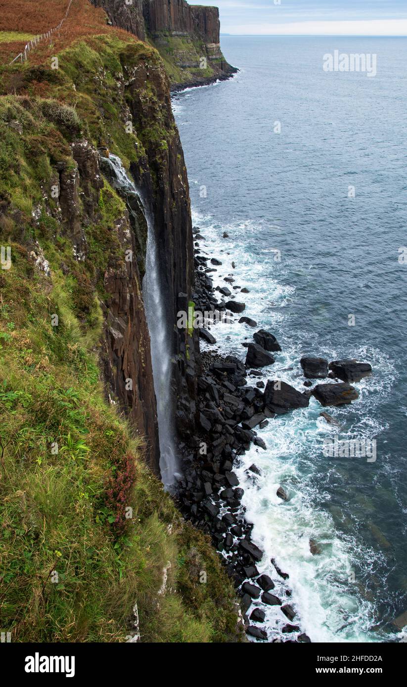 Des falaises anciennes ressemblant à un kilt avec une chute de Mealt sur la deuxième plus grande île d'Écosse émettent un son envoûtant. Banque D'Images