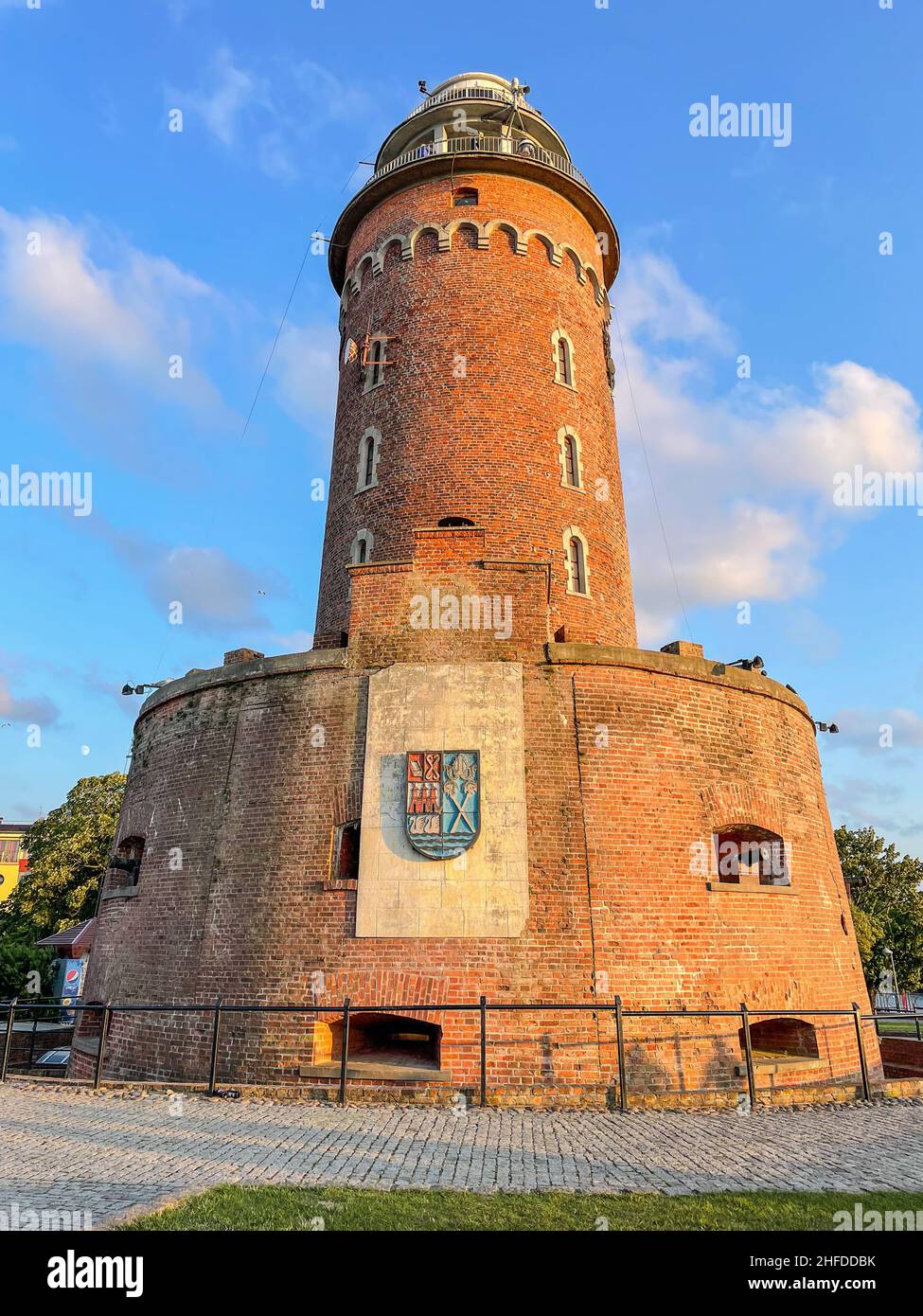 Le phare de Kolobrzeg a une construction ronde à deux colonnes et est construit au-dessus de l'ancienne forteresse prussienne. Banque D'Images