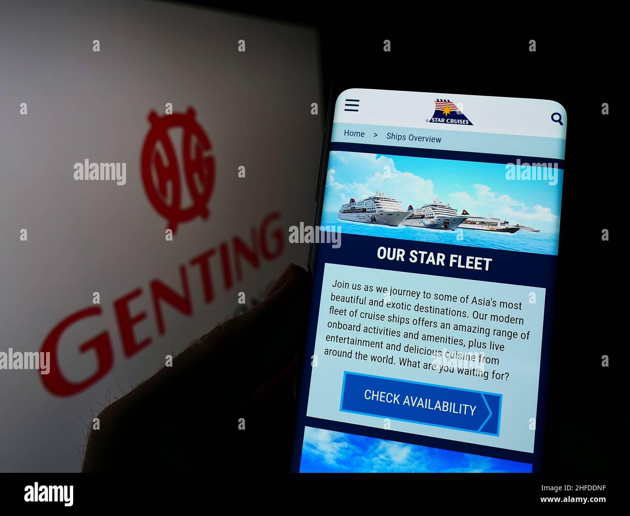 Personne tenant le téléphone portable avec la page Web de Star Cruises d'affaires à l'écran avec le logo de la société Genting Hong Kong.Concentrez-vous sur le centre de l'écran du téléphone. Banque D'Images