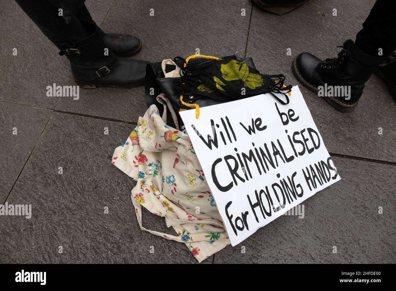 Londres, Angleterre, Royaume-Uni 15 janvier 2022 Un écriteau indiquant que nous serons criminalisés pour avoir tenu les mains au sol au pied des manifestants, alors que des centaines de manifestants se rassembleront sur Lincolns Inn Fields pour marcher jusqu'à la place du Parlement en opposition au projet de loi sur la police, la criminalité, la condamnation et les tribunaux. Banque D'Images