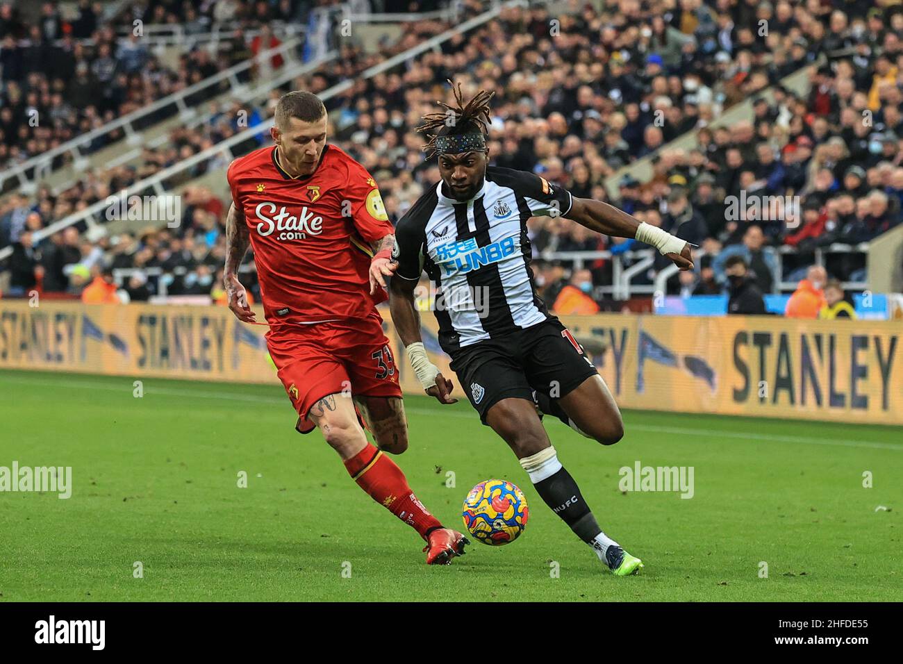 Newcastle, Royaume-Uni.15th janvier 2022.Allan Saint-Maximin #10 de Newcastle United Breaks avec le balles Juraj Kucka #33 de Watford le suit à Newcastle, Royaume-Uni le 1/15/2022.(Photo de Mark Cosgrove/News Images/Sipa USA) crédit: SIPA USA/Alay Live News Banque D'Images