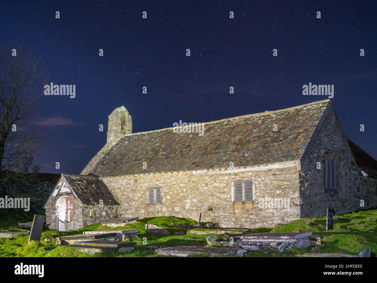 La vieille église de Llangelynnin, située dans les collines au-dessus de Conwy, date du 12th siècle.Photo prise en janvier 2022. Banque D'Images