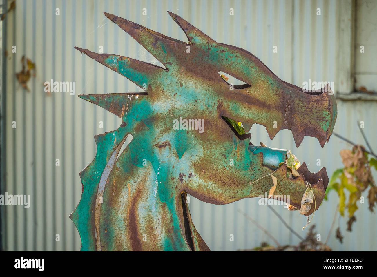 Une tête de dragon en métal coloré Banque D'Images