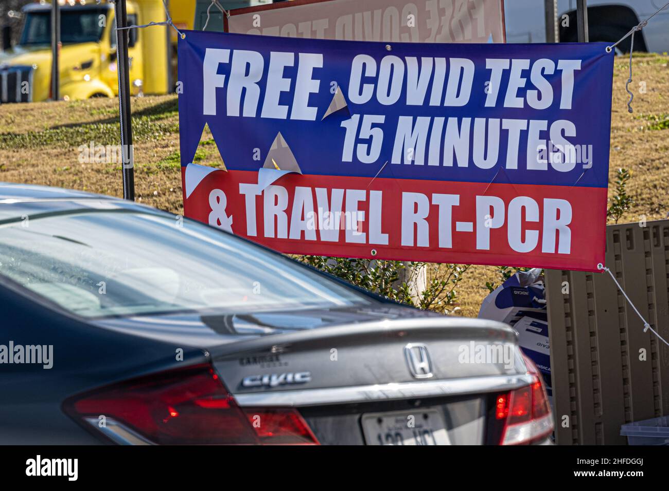 Site d'essai au volant gratuit de Covid dans le comté de Gwinnett, en Géorgie.(ÉTATS-UNIS) Banque D'Images Site d'essai au volant gratuit de Covid dans le comté de Gwinnett, en Géorgie.(ÉTATS-UNIS) Banque D'Images