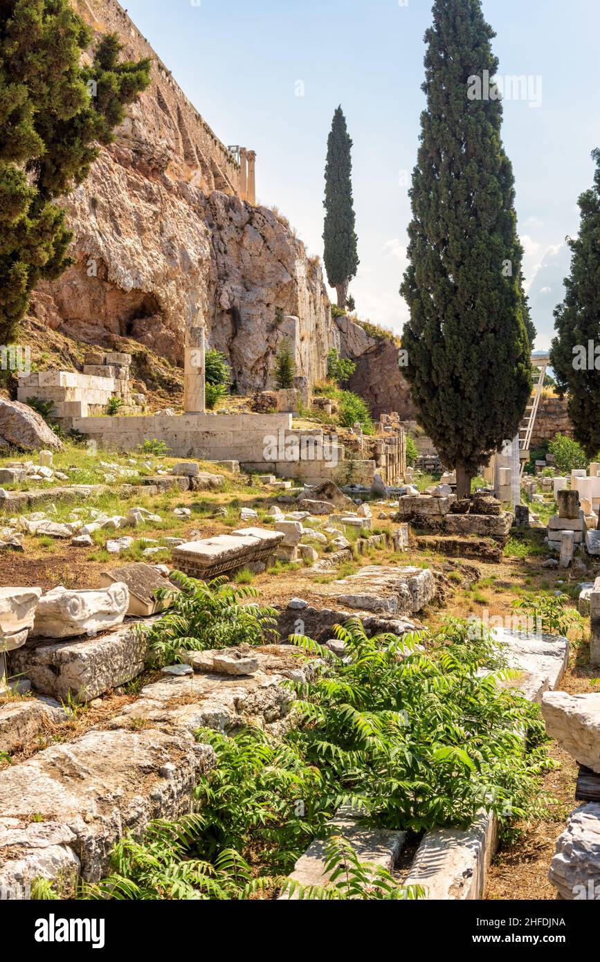 Ruines grecques anciennes à pied de l'Acropole, Athènes, Grèce, Europe.Vue panoramique verticale de la ville classique d'Athènes, vestiges en pierre des bâtiments historiques et Banque D'Images