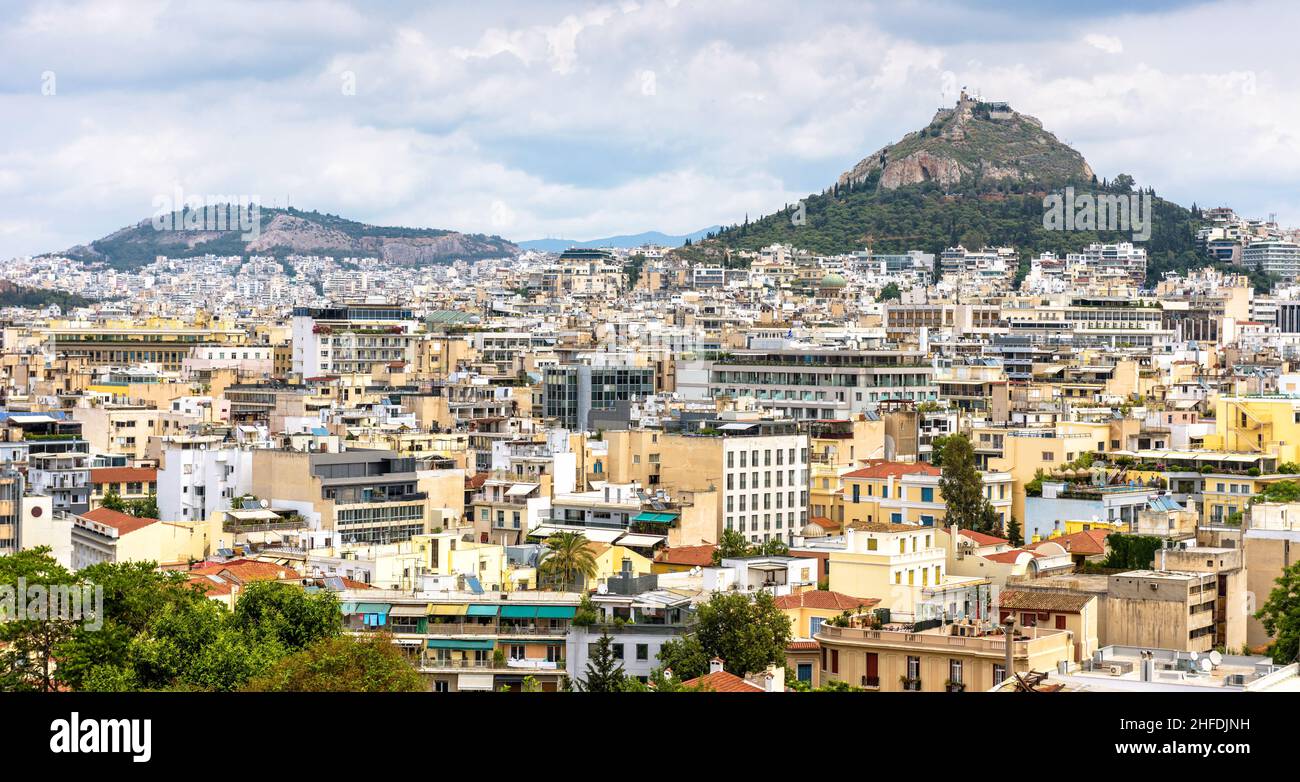 Panorama d'Athènes, vue sur le mont Lycabette depuis le pied de l'Acropole, Grèce.Horizon du centre-ville d'Athènes.Paysage urbain de la ville historique d'Athènes avec o Banque D'Images