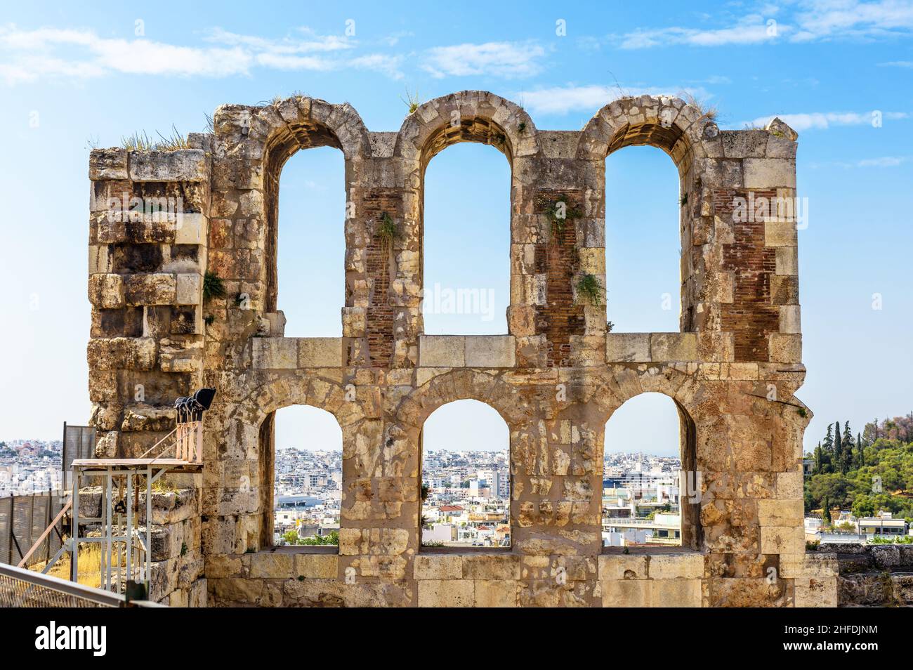 Ruines grecques anciennes à Athènes, Grèce, Europe.Odeon de Herodes Atticus surplombant la ville.Ce théâtre en pierre est un monument célèbre d'Athènes.Vieux sens Banque D'Images Ruines grecques anciennes à Athènes, Grèce, Europe.Odeon de Herodes Atticus surplombant la ville.Ce théâtre en pierre est un monument célèbre d'Athènes.Vieux sens Banque D'Images