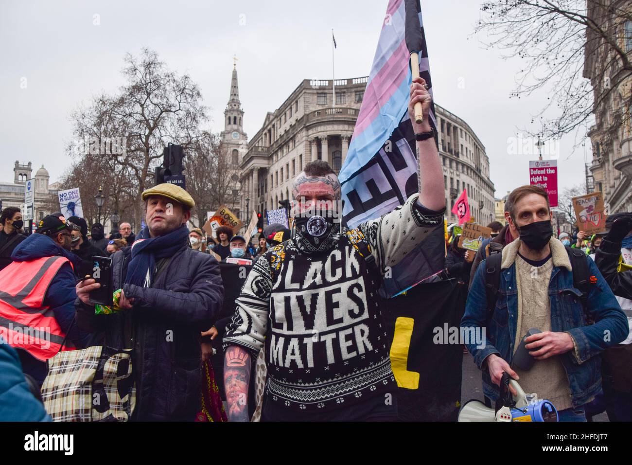 Londres, Royaume-Uni.15th janvier 2022.Un manifestant portant un maillot  Black Lives Matter porte un drapeau de fierté trans à Trafalgar Square  pendant la manifestation Kill the Bill.des milliers de personnes ont défilé  dans
