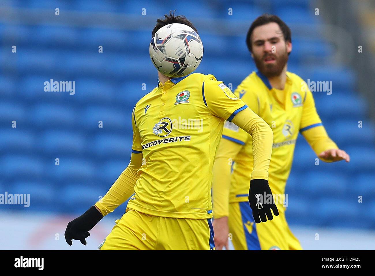 Cardiff, Royaume-Uni.15th janvier 2022.John Buckley de Blackburn Rovers avec le ballon obscurcissant son visage.Match de championnat EFL Skybet, Cardiff City et Blackburn Rovers au Cardiff City Stadium de Cardiff, pays de Galles, le samedi 15th janvier 2022. Cette image ne peut être utilisée qu'à des fins éditoriales.Utilisation éditoriale uniquement, licence requise pour une utilisation commerciale.Aucune utilisation dans les Paris, les jeux ou les publications d'un seul club/ligue/joueur. photo par Andrew Orchard/Andrew Orchard sports Photography/Alamy Live News crédit: Andrew Orchard sports Photography/Alamy Live News Banque D'Images