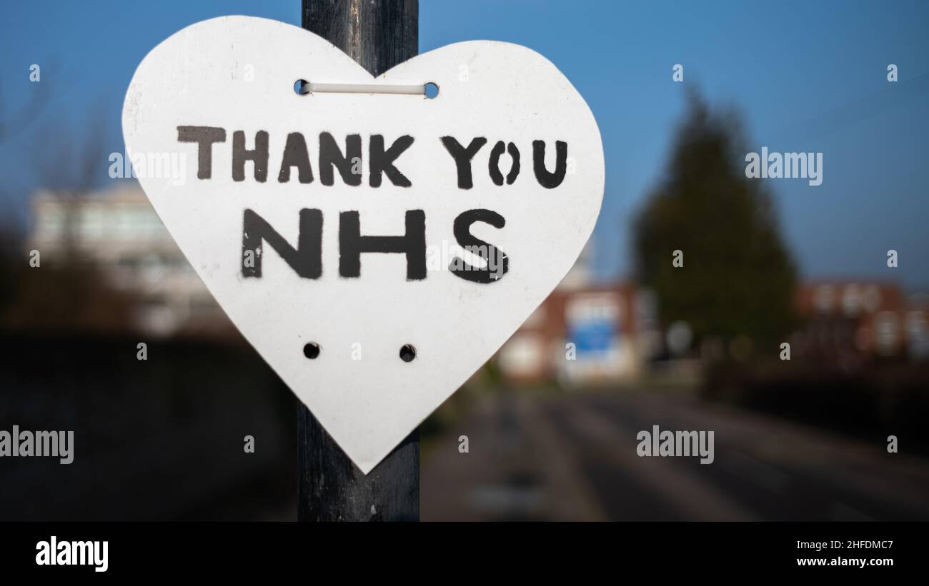 Un panneau vous remercie du NHS (National Health Service) attaché à un poteau de lampe à l'extérieur d'un hôpital par un citoyen reconnaissant en Angleterre, au Royaume-Uni. Banque D'Images
