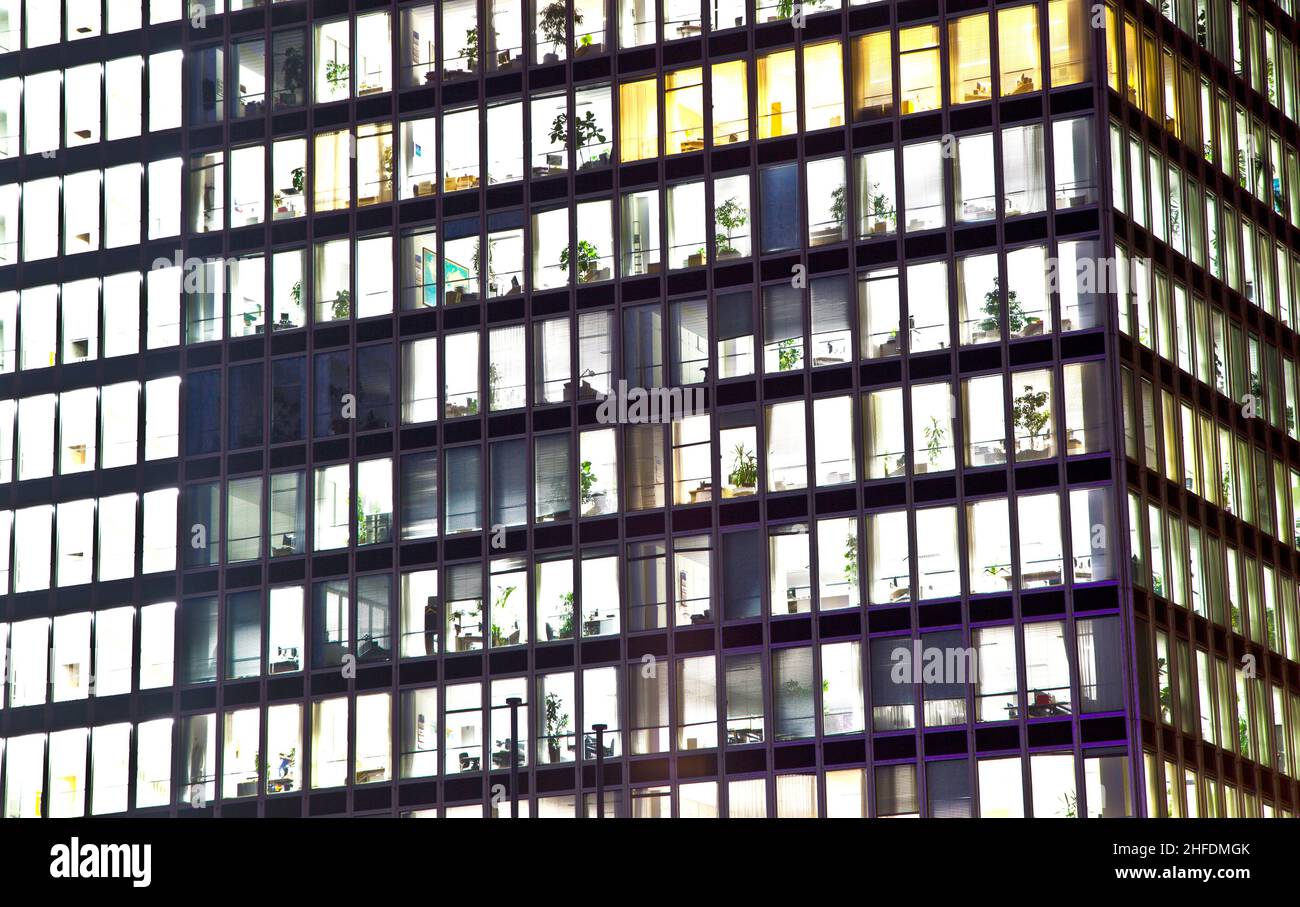 façade de l'immeuble de bureaux de nuit avec fenêtres éclairées Banque D'Images