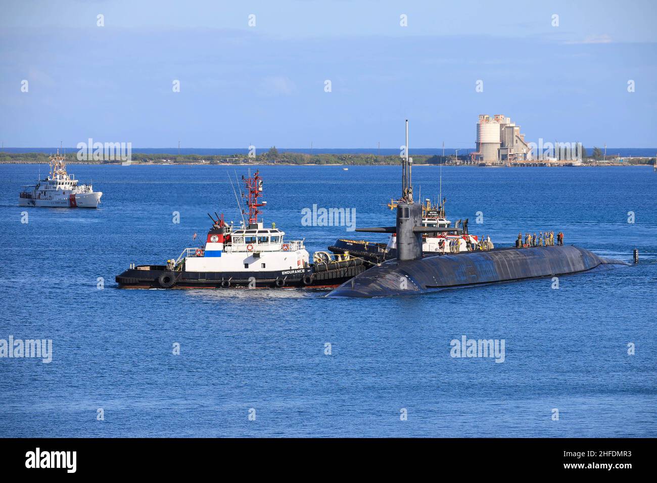 Le sous-marin de missiles balistiques de la Marine américaine USS Nevada (SSBN 733) est arrivé à la base navale de Guam, le 15 janvier.La visite du port renforce la coopération entre les États-Unis et leurs alliés dans la région, en démontrant la capacité, la souplesse, la préparation et l'engagement continu des États-Unis à l'égard de la sécurité et de la stabilité régionales de l'Indo-Pacifique.L'USS Nevada, qui a son domicile dans la base navale de Kitsap, Washington, est un sous-marin de missiles balistiques de classe Ohio, une plate-forme de lancement indétectable pour les missiles balistiques lancés sous-marins, fournissant aux États-Unis sa plus importante branche de survie de la triade nucléaire.(É.-U.Bleu marine photo Banque D'Images